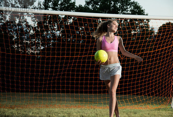 Mädchen hält Fußball