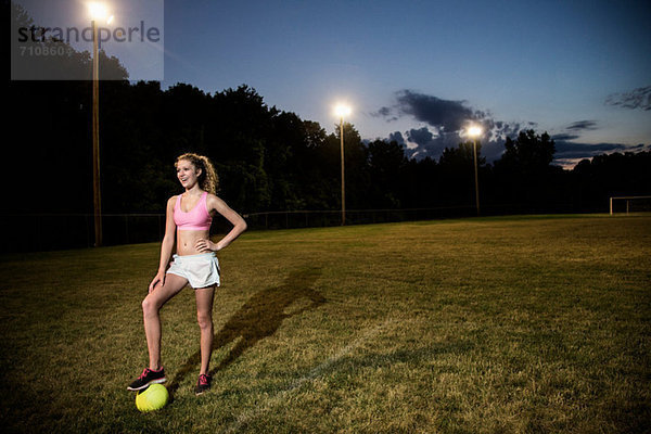 Mädchen auf dem Fußballplatz bei Nacht