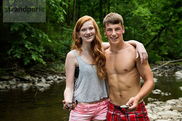 Paar am Fluss stehend  Portrait