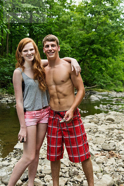 Paar am Fluss stehend  Portrait