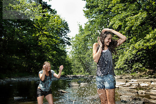 Teenager-Mädchen spielen im Fluss