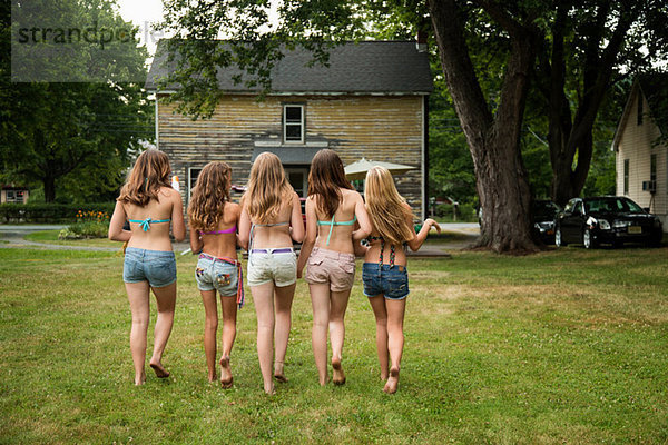 Fünf Mädchen in Bikini-Tops und Shorts  Rückansicht