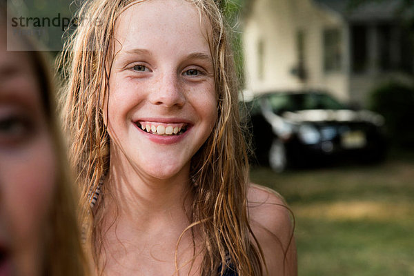 Porträt eines blonden Mädchens mit nassen Haaren