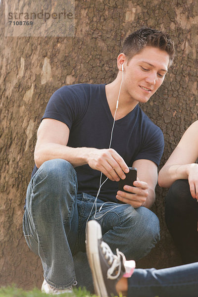 Junge Leute  die Musik hören