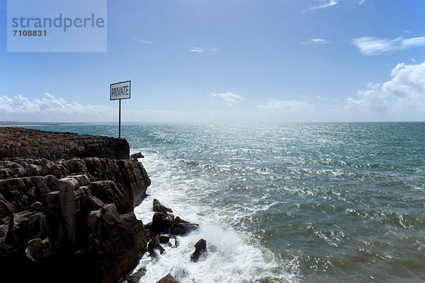 Privates Schild auf Felsen am Meer  Peniche  Portugal