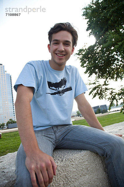 Junger Mann in Jeans und T-Shirt  Portrait