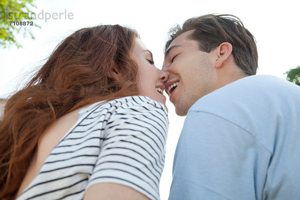Junges Paar beim Küssen  niedriger Winkel