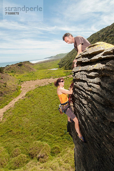 Kletterer beim Klettern  Ruapuke  Raglan  Neuseeland