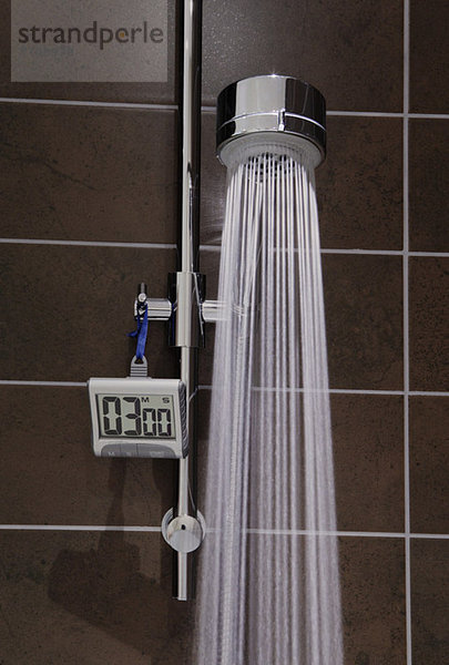 Dusche mit Zeitschaltuhr und fließendem Wasser