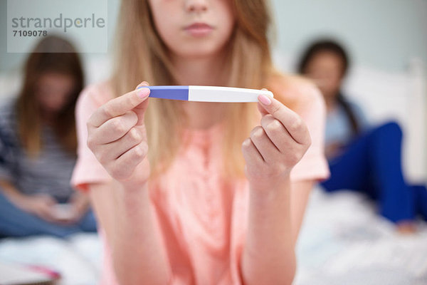 Teenager Mädchen mit Schwangerschaftstest