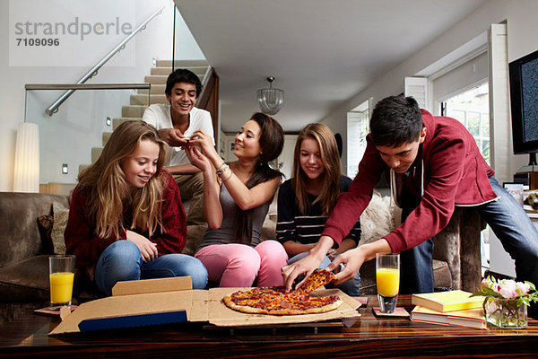Teenager mit Pizza zum Mitnehmen