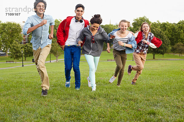 Teenager  die in einem Park laufen