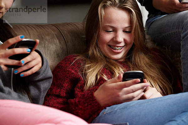 Teenager-Mädchen mit Smartphones