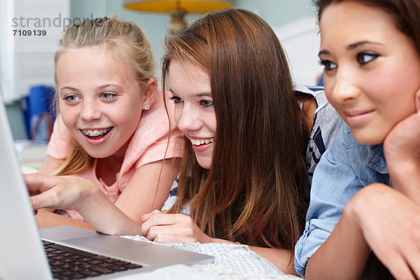 Teenager-Mädchen auf dem Laptop