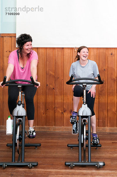 Zwei Frauen auf Heimtrainern