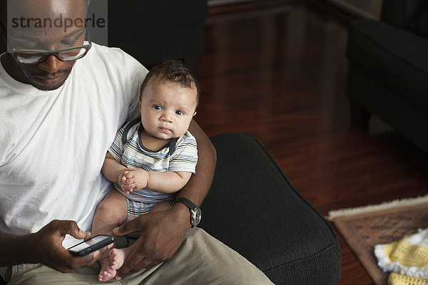 Handy  Menschlicher Vater  halten  Text  Kurznachricht  Baby