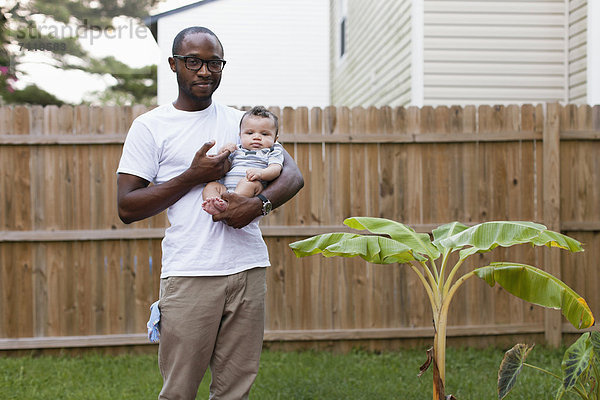 Außenaufnahme Menschlicher Vater halten Baby freie Natur