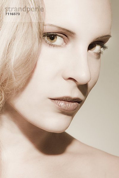 Attraktive blonde junge Frau  Portrait