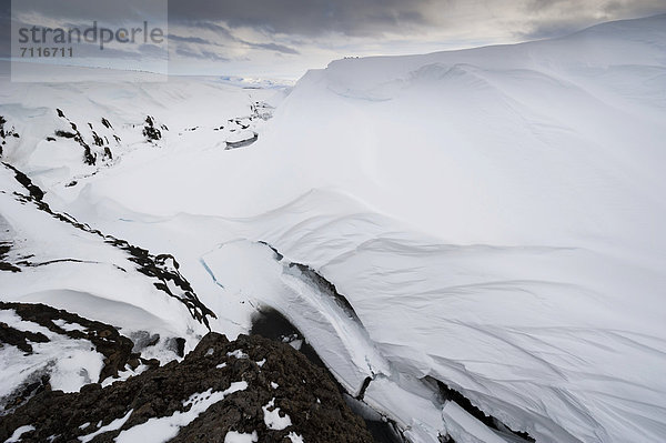 Zugeschneiter Flusslauf  Winterlandschaft  Gletscher Vatnajökull  Hochland  Island  Europa