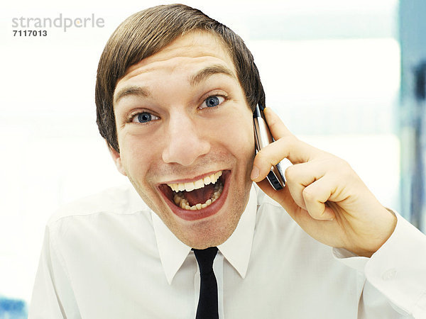 Telefonierender Geschäftsmann  Portrait  lachend