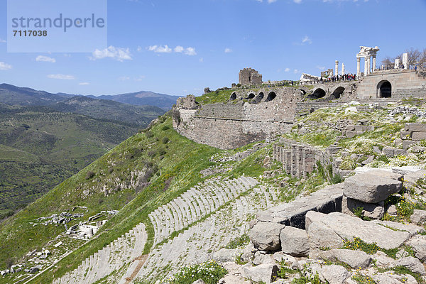 Theater und Trajaneum  antike Stadt Pergamon  Bergama  Türkei