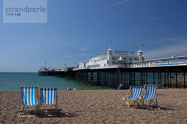 Strand mit Klappstühlen und Blick auf das Pier  Brighton  England  Großbritannien  Europa