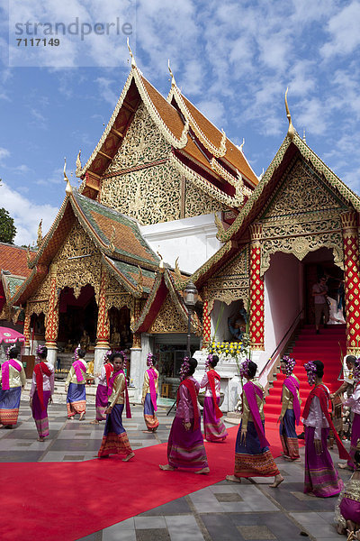 Tänzerinnen in der Tempelanlage Wat Phra That Doi Suthep  Thailand  Asien