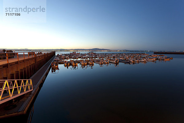 Abendstimmung im Hafen bei spiegelglattem Wasser  Culatra  Algarve  Portugal  Europa