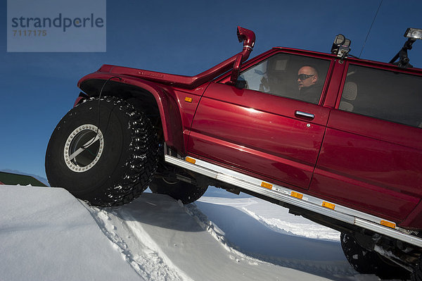 Super Jeep in Winterlandschaft  Gletscher Vatnajökull  Hochland  Island  Europa