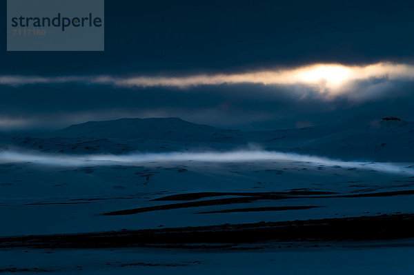 Schneewehe  Winterlandschaft  Blick auf den Gletscher Vatnajökull  Hochland  Island  Europa