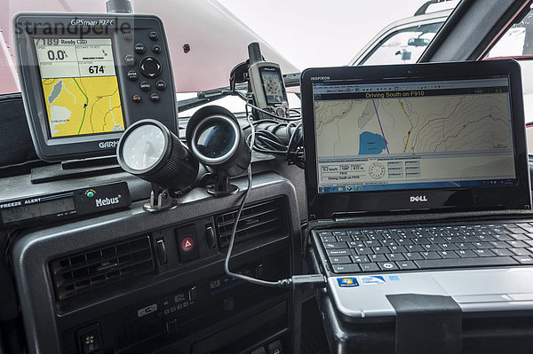 Cockpit von innen  Innenausstattung  Technik  Super Jeep  GPS  Navi  Laptop  Island  Europa