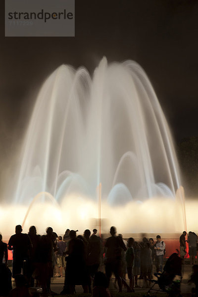 Der magische Brunnen am Montjuic  Wasserspiele Font Magica  Barcelona  Katalonien  Spanien  Europa  ÖffentlicherGrund