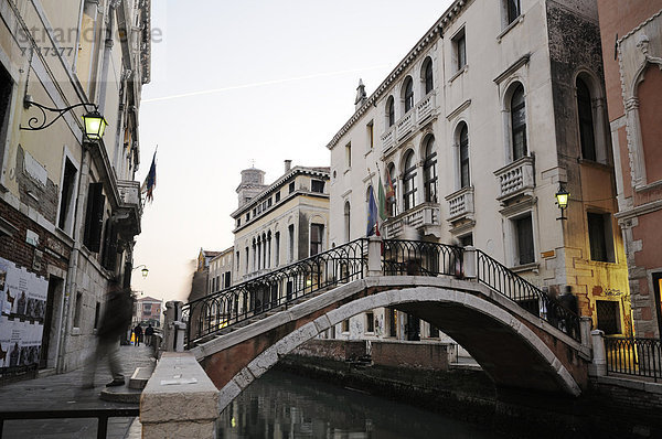 Europa über Brücke Venedig Venetien Italien Margarita
