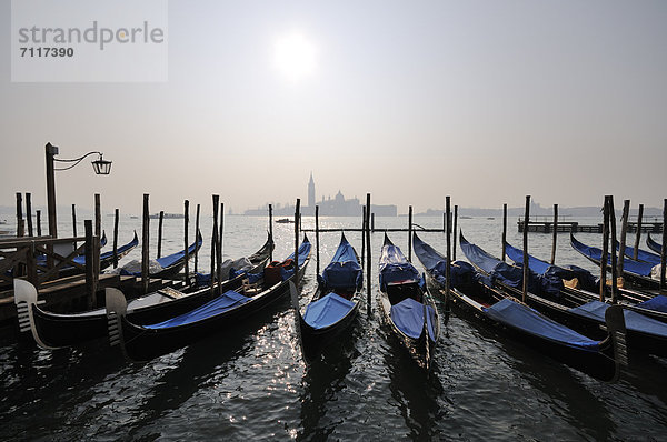 Europa Gondel Gondola Venedig Venetien Langensee Lago Maggiore Italien