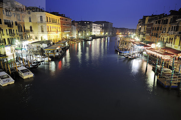 Europa Boot Venedig Venetien Italien bei Nacht