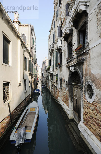 Europa vorwärts Venedig Venetien Palast Schloß Schlösser Italien schmal