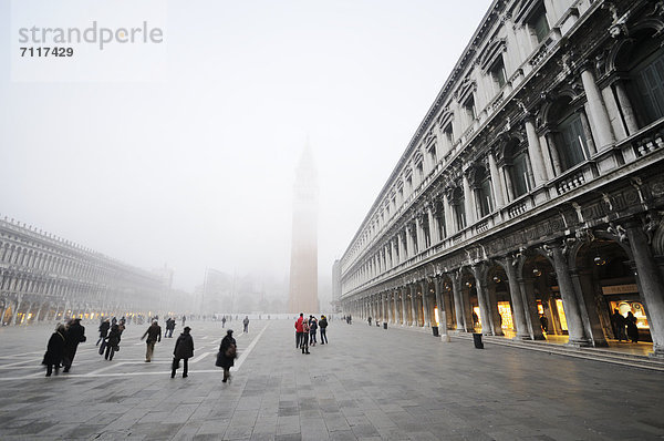 Markusplatz  Prokuratien und Markusturm  Campanile San Marco im Nebel  Venedig  Venezia  Venetien  Italien  Europa