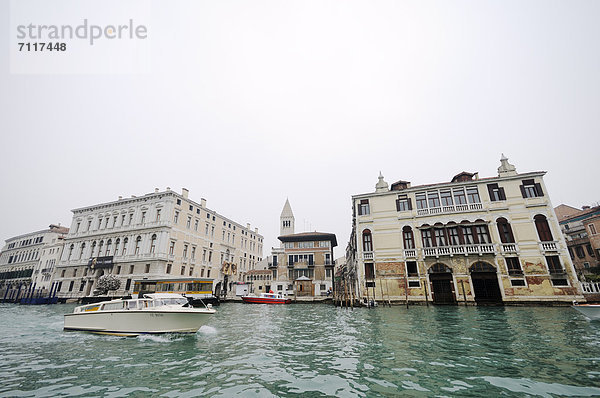 Motorboot auf dem Canal Grande  Palazzo Grassi  Palazzo Malipiero  San Marco  Venedig  Venezia  Venetien  Italien  Europa