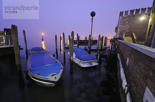 Boote nahe dem Anleger Celestia  Castello  Venedig  Venezia  Venetien  Italien  Europa