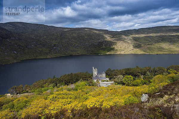 Schloss Glenveagh Castle mit See Lough Beagh  County Donegal  Republik Irland