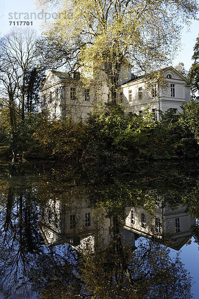 Schloss Eller  Parkseite mit Weiher  Düsseldorf  Nordrhein-Westfalen  Deutschland  Europa