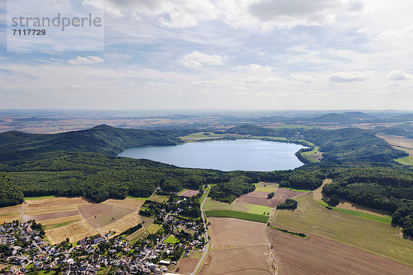 Luftbild  Laacher See mit Wassenach  Vulkaneifel  Rheinland-Pfalz  Deutschland  Europa
