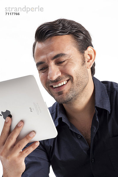 Lächelnder Mann mit iPad