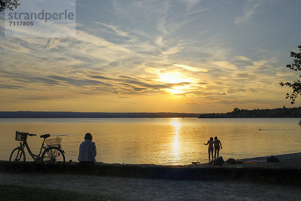 Sonnenuntergang  Herrsching am Ammersee  Fünfseenland  Oberbayern  Bayern  Deutschland  Europa  ÖffentlicherGrund