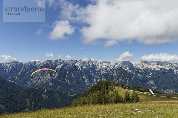 Gleitschirmflieger startet auf Hutterer Höss  Totes Gebirge  Region Pyhrn-Priel  Traunviertel  Oberösterreich  Österreich  Europa