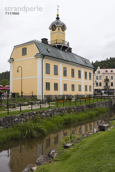 Rathaus von Söderköping mit Kanal  Schweden  Europa