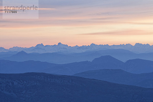 Alpenblick vom Mont Ventoux  Blick nach Nordost bei Sonnenaufgang  von Skistation Du Mont Serein  MalaucËne  Vaison-la-Romaine  Region Provence  DÈpartement Vaucluse  Frankreich  Europa