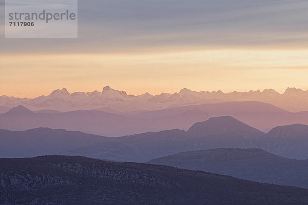 Alpenblick vom Mont Ventoux  Blick nach Nordost bei Sonnenaufgang  von Skistation Du Mont Serein  MalaucËne  Vaison-la-Romaine  Region Provence  DÈpartement Vaucluse  Frankreich  Europa