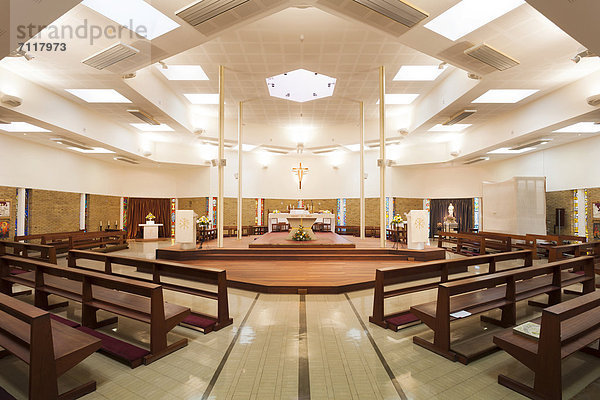 Innenansicht einer modernen katholischen Kirche mit Bänken und Altar  St Mary's Church  Alton  Hampshire  England  Großbritannien  Europa