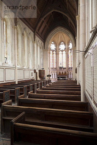 Innenansicht der Kirche der Heiligen Maria  St. Mary  in Itchen Stoke mit Altar  Schiff und Glasfenstern  Itchen Stoke  Hampshire  England  Großbritannien  Europa